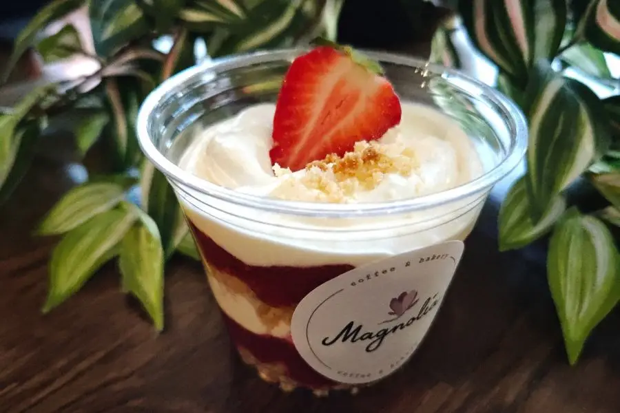Magnolia Coffee & Bakery – Mansikkainen kuppikakku