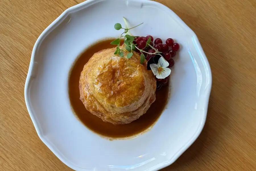 Ravintola Puistola – Karjalanpaistipiirakka
